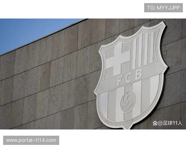 诺坎普翻新后首战，巴萨球迷高歌致敬克鲁伊夫