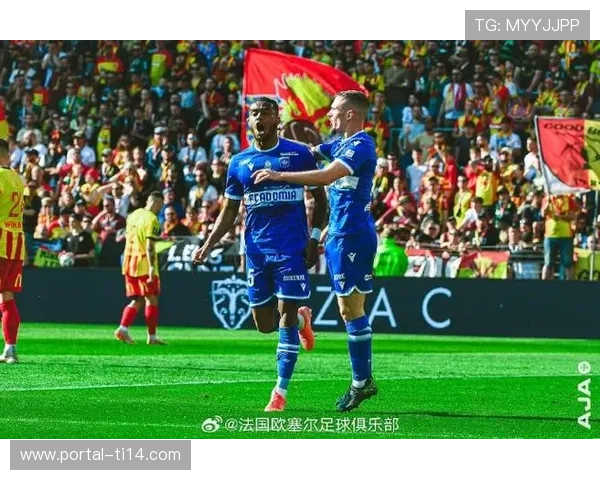 朗斯3-0完胜欧塞尔，主场强势巩固榜首位置